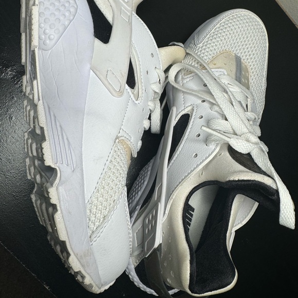 BLACK AND WHITE NIKE AIR HUARACHES SIZE 8.5 MENS/10 WOMENS - Picture 7 of 8